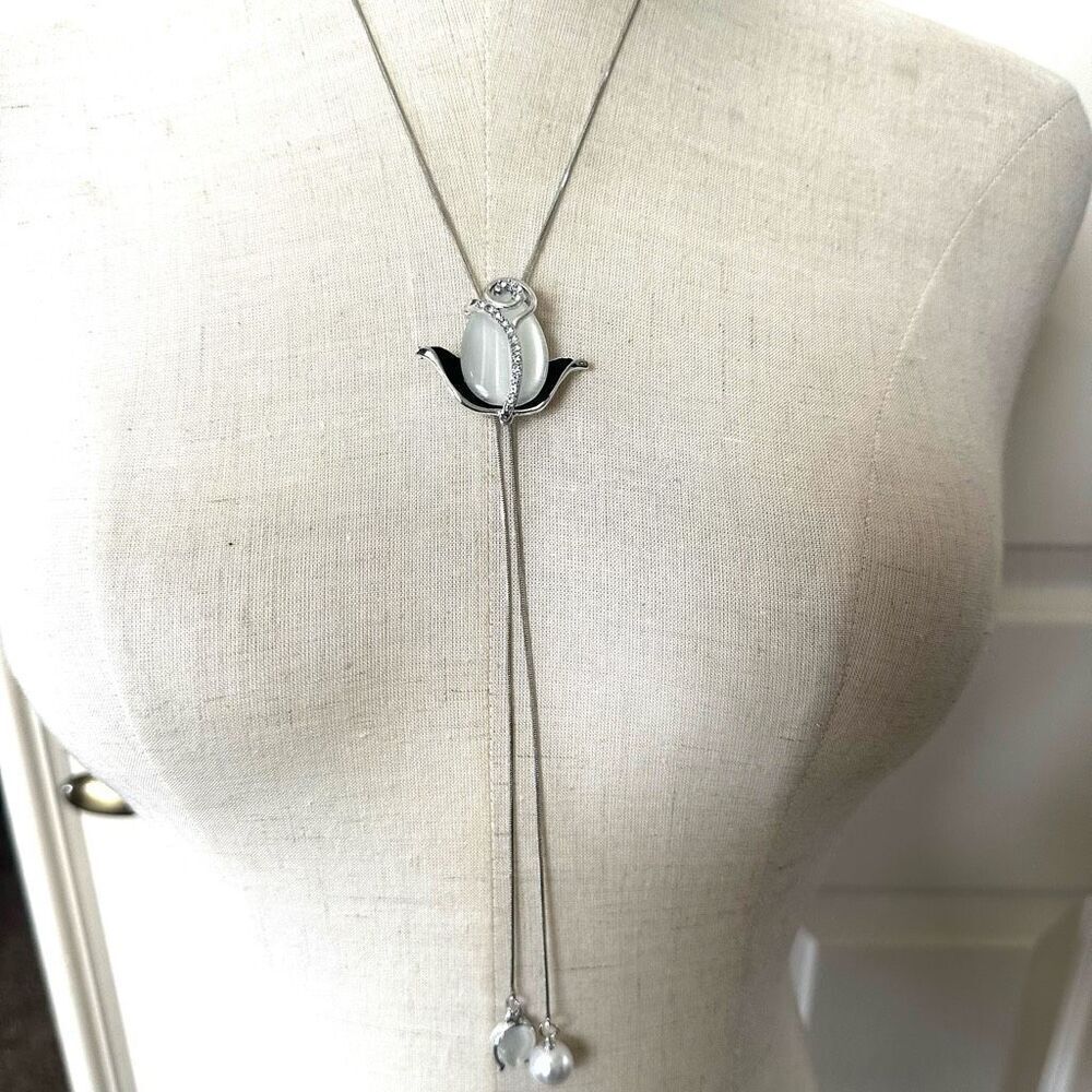 Silver tone tulip lariat necklace